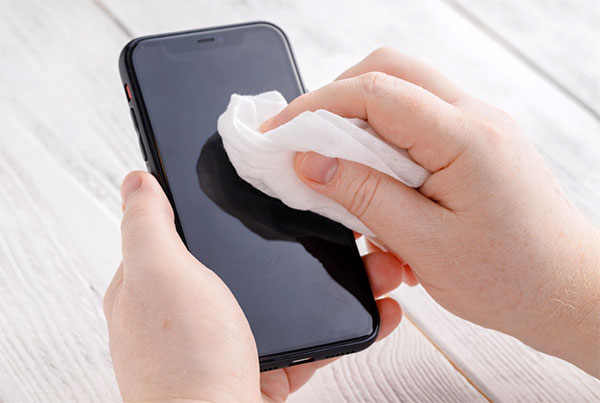 Steps-to-Disinfecting-Your-Phone-Using-Isopropyl-Alcohol-Wipes