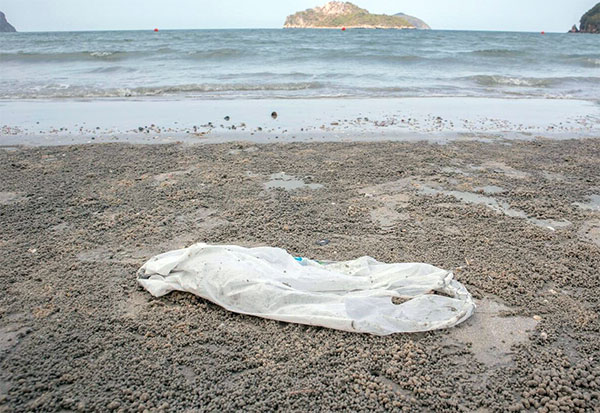 Non-biodegradable-plastic-wet-wipes-for-the-beach