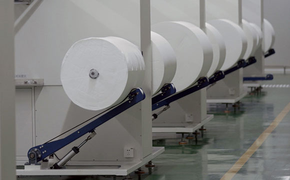 Clean-wipes-raw-materials-on-the-machine